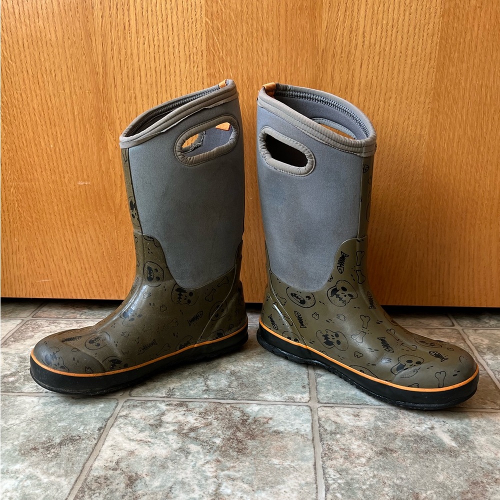 Youth Bogs boots. Size: 6.